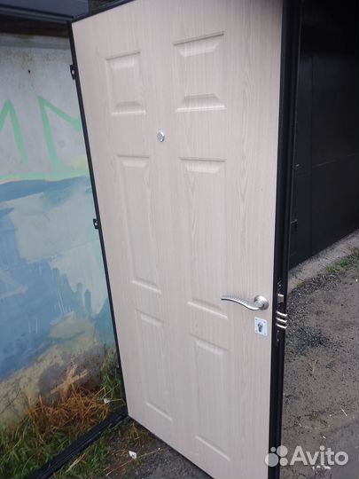 Дверь входная железная