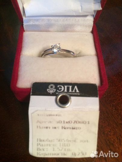 Кольцо с бриллиантом