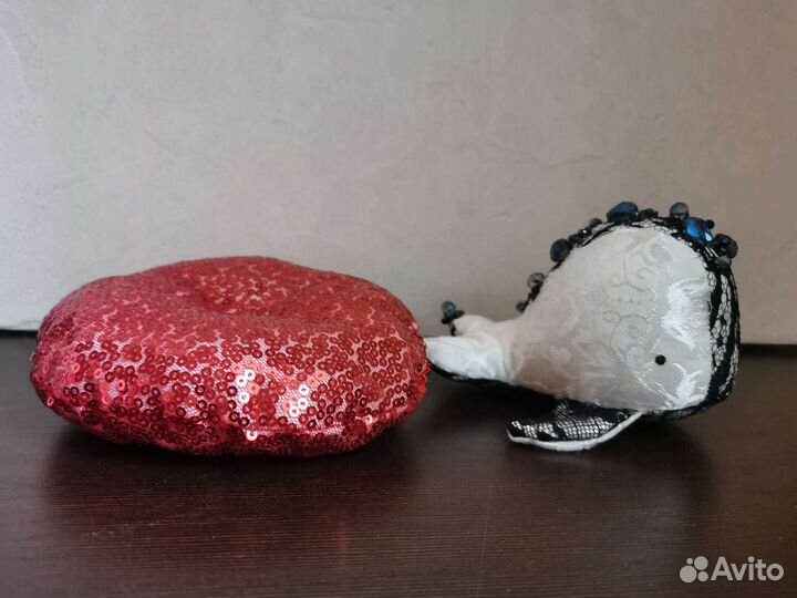 Игрушка ручной работы кит