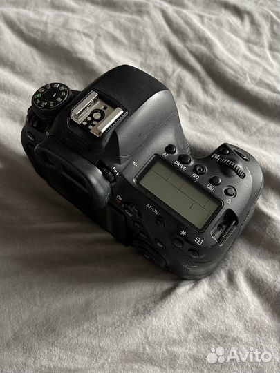 Зеркальный фотоаппарат Canon EOS 6D Mark II