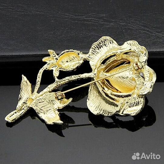 Брошь со стразами и жемчугом (новая)
