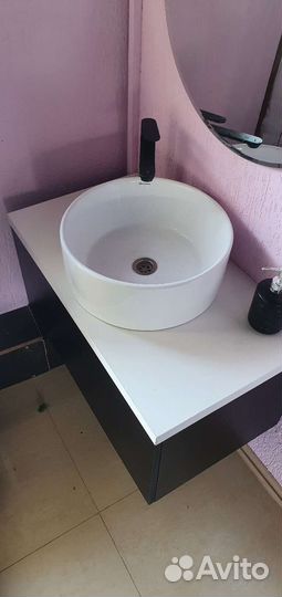 Тумба с накладной раковиной и смесителем