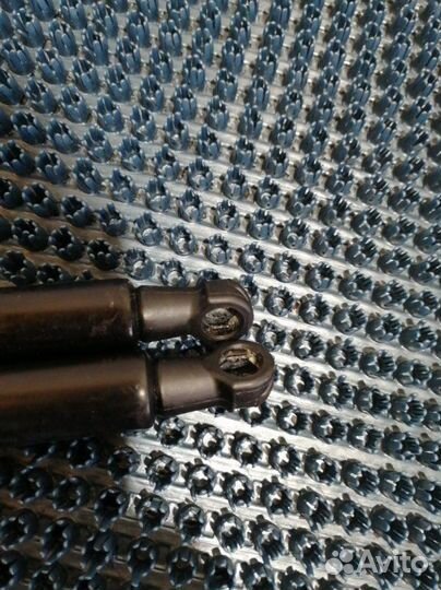 Амортизаторы двери багажника Volkswagen Passat