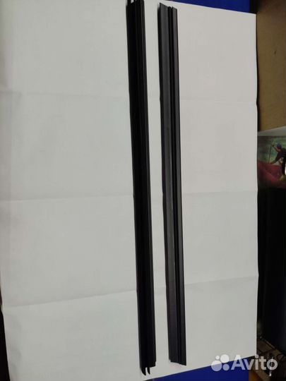 1Z0837480A Уплотнение стекла передней двери Шкода