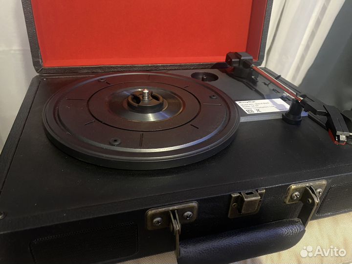 Проигрыватель виниловых дисков, чемоданчик