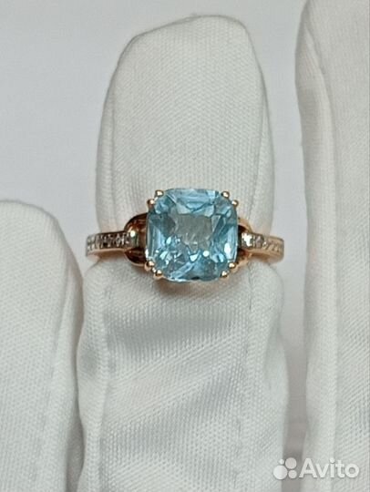 Золотое кольцо с бриллиантом и топазом
