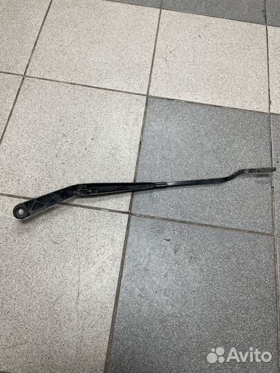 Поводок стеклоочистителя передний VW golf III