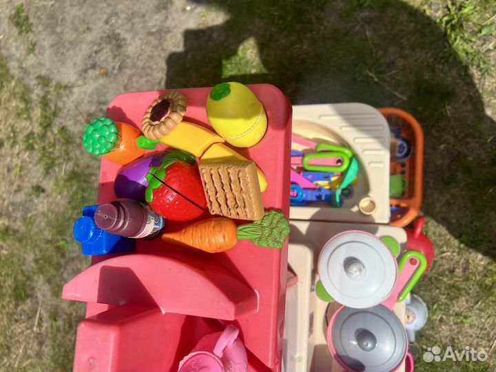 Детская кухня с посудой