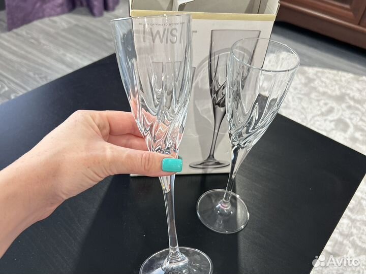 Прлдам два бокала под шампанское