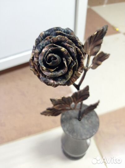 Кованая роза с подставкой-вазой из гранита