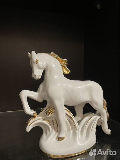 Фарфоровая статуэтка конь