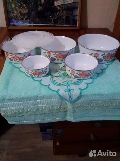 Набор круглых металлических контейнеров с крышками