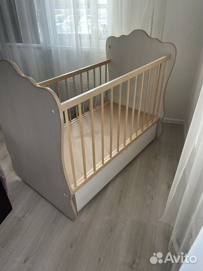 Детская кроватка с поперечным маятником
