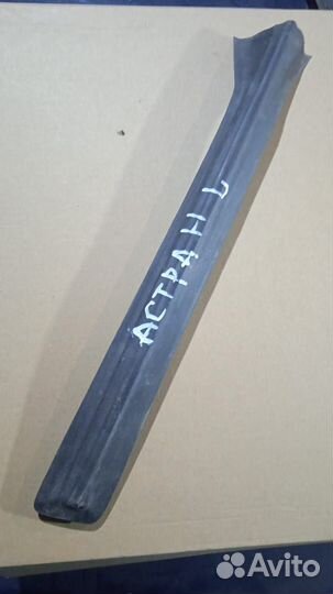 Уплотнительная резинка средней стойки Opel Astra H