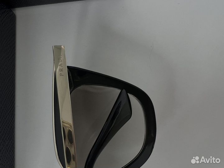 Солнцезащитные очки prada