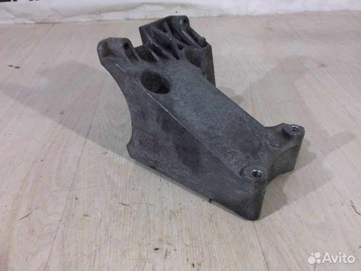 Кронштейн компрессора кондиционера Ford Focus CB