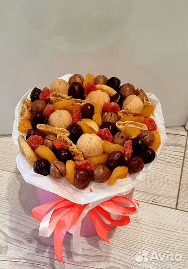 Букет из сухофруктов и орехов в шляпной коробке
