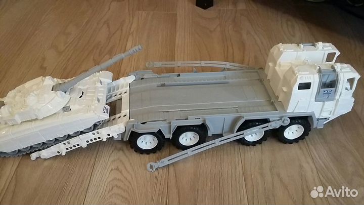 Военный тягач «Арктика», с танком