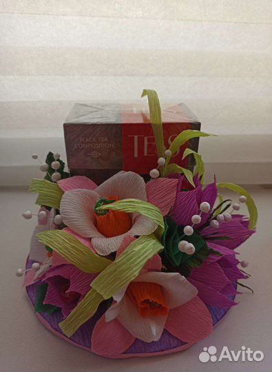 Букет цветов из гофрированной бумаги с конфетами