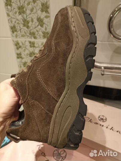 Кроссовки эконика 37