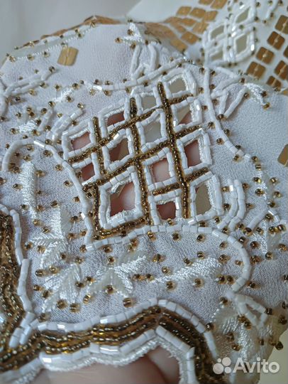 Блузка с вышивкой на рукавах