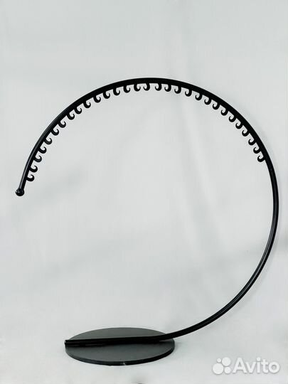 Дугообразная железнпя стойка для одежды