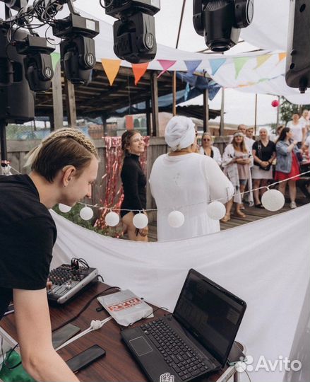 Диджей с оборудованием