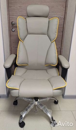 Компьютерные кресла черные и серые