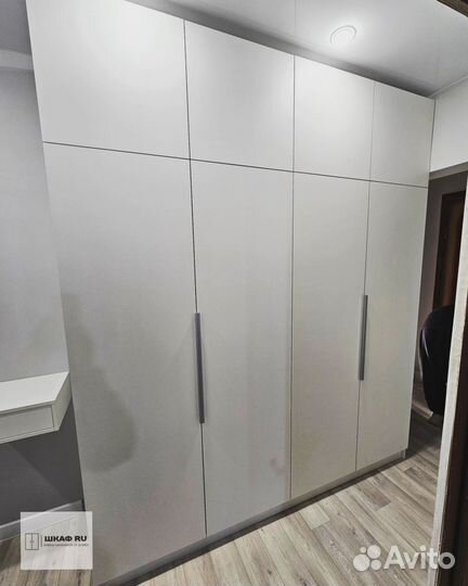 Современный распашной шкаф