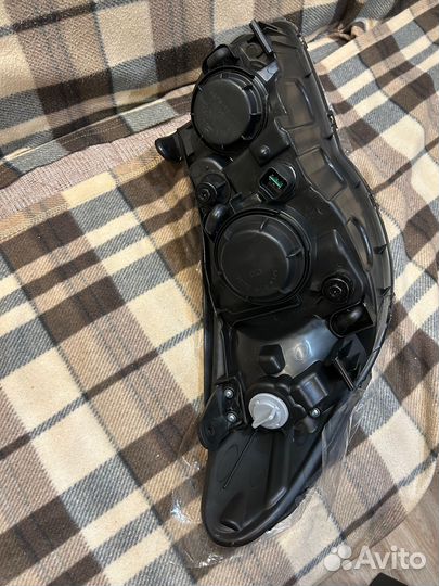 Левая фара на Hyundai Elantra