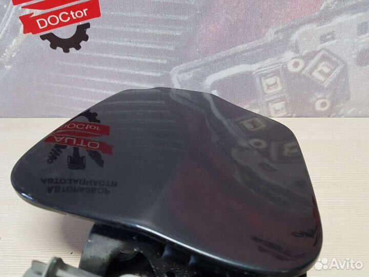 Лючок бензобака чёрный Renault Duster 1