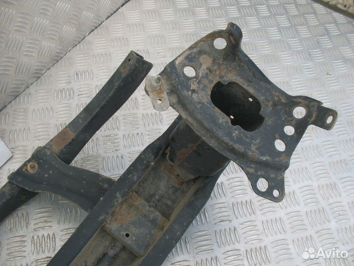 Усилитель переднего бампера Volkswagen Passat B6