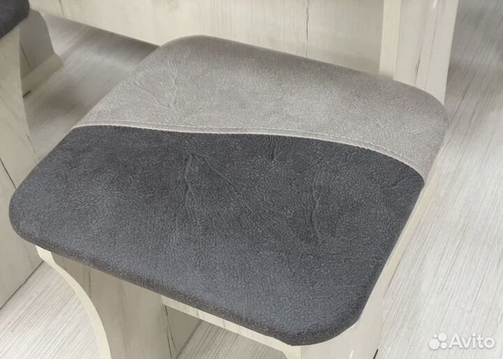 Кухонный уголок со столом и стульями новый