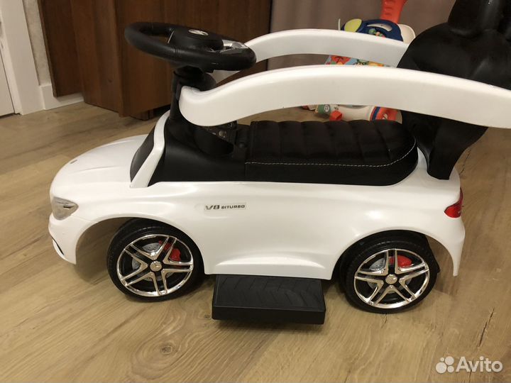 Машинка каталка с ручкой mercedes