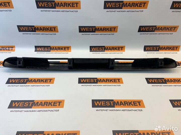 Накладка крышки багажника (черный лак) Приора