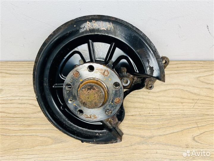 Кулак задний задний левый Volkswagen Jetta 5 BVY