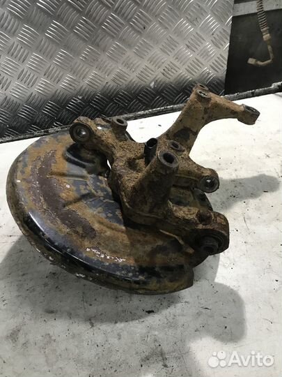 Кулак задний левый Skoda Octavia A5