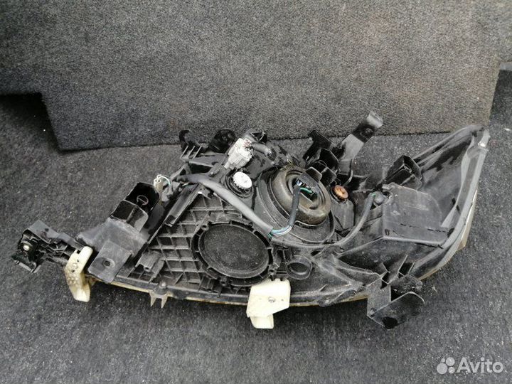 Фара правая Nissan Serena C25