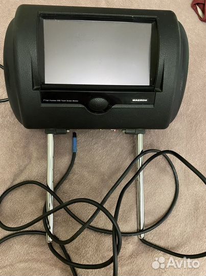 Встроенный монитор macrom в подголовник