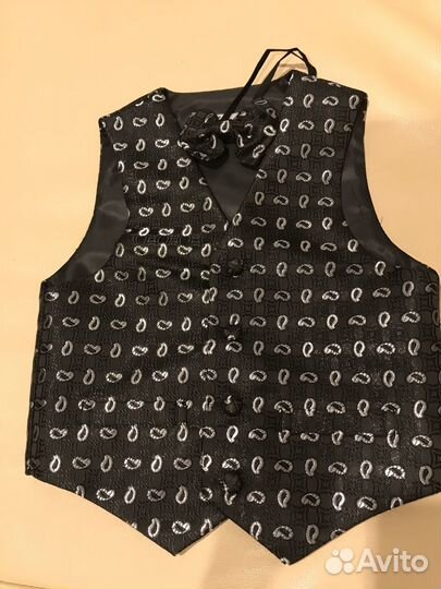 Жилетка и бабочка на мальчика