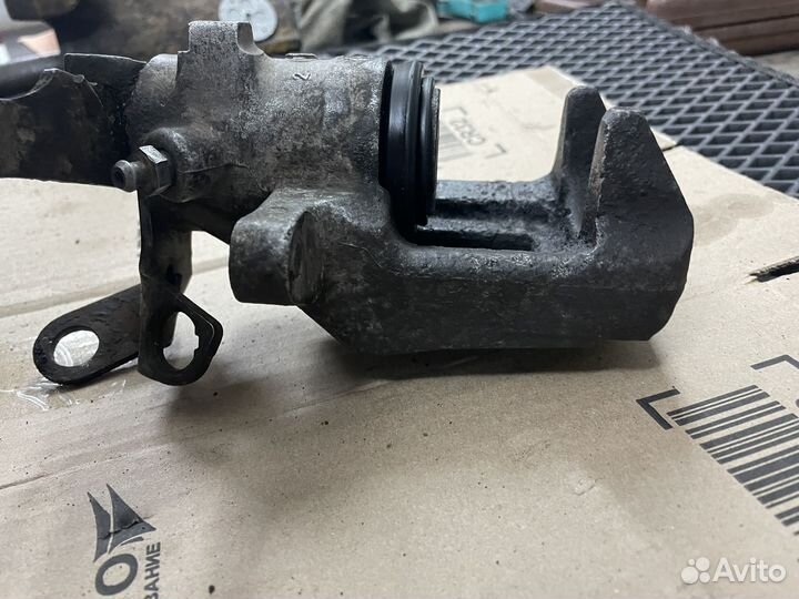 Суппорт задний левый skoda octavia, VW Jetta