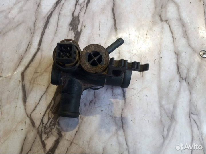 Фланец (тройник) системы охлаждения Audi 80 89/B3