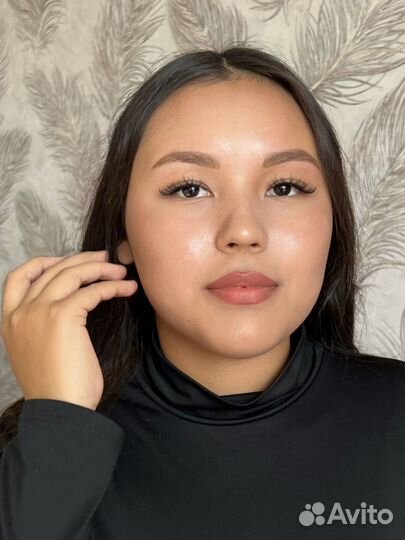 Модель на брови