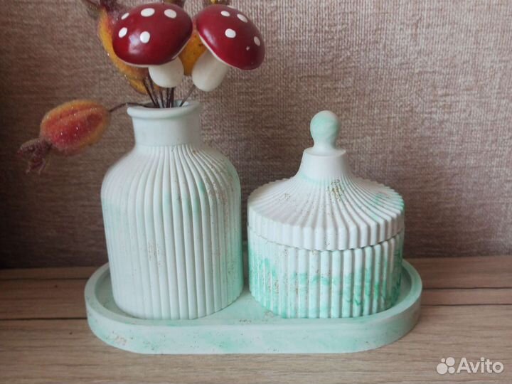 Ваза и шкатулка на подносе из гипса