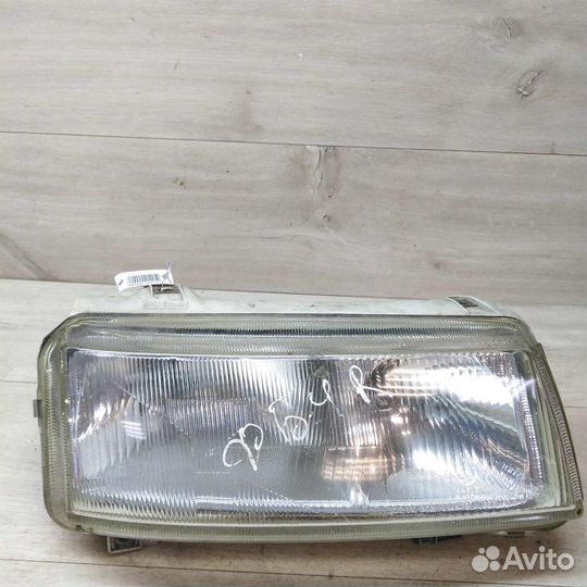 Фара левая Volkswagen Golf 3 дефект болтается внут