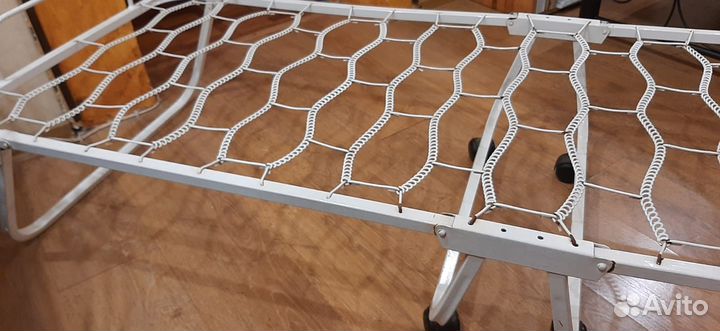 Раскладушка и матрац в хорошем состоянии