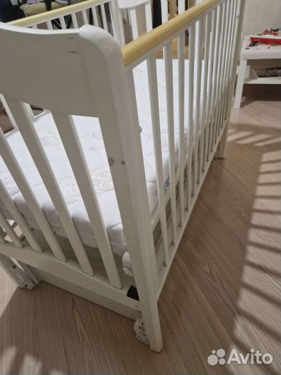Детская кроватка с поперечным маятником
