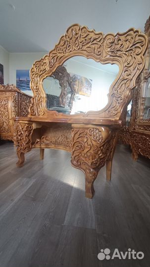 Туалетный столик с зеркалом резной