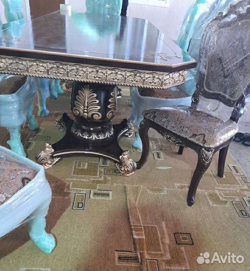 Стол и стулья