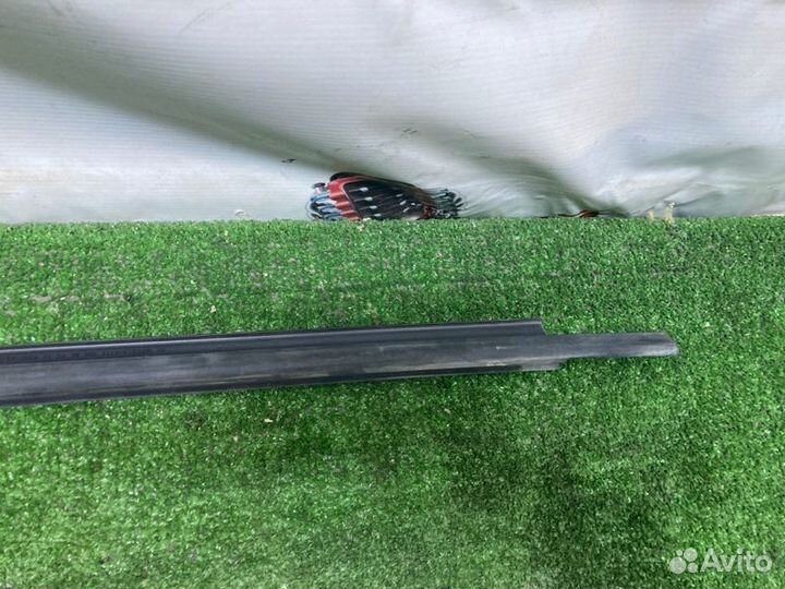 Накладка стекла передняя правая LADA Granta 2011